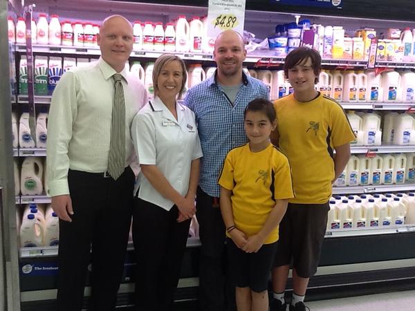 Anthony Mildenhall (Fonterra), Olivia Chester (New World Porirua), Teacher and students from Papakowhai School